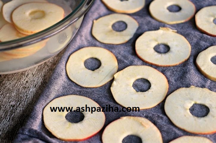 Making - Chips - Apple - dry - in - oven - image (3)