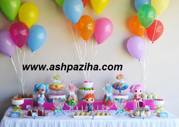 Model decorating birthday with inflatable balls (4)