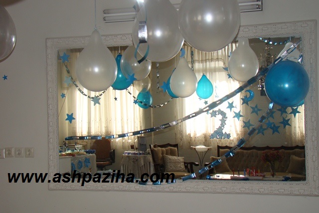 Model decorating birthday with inflatable balls (5)