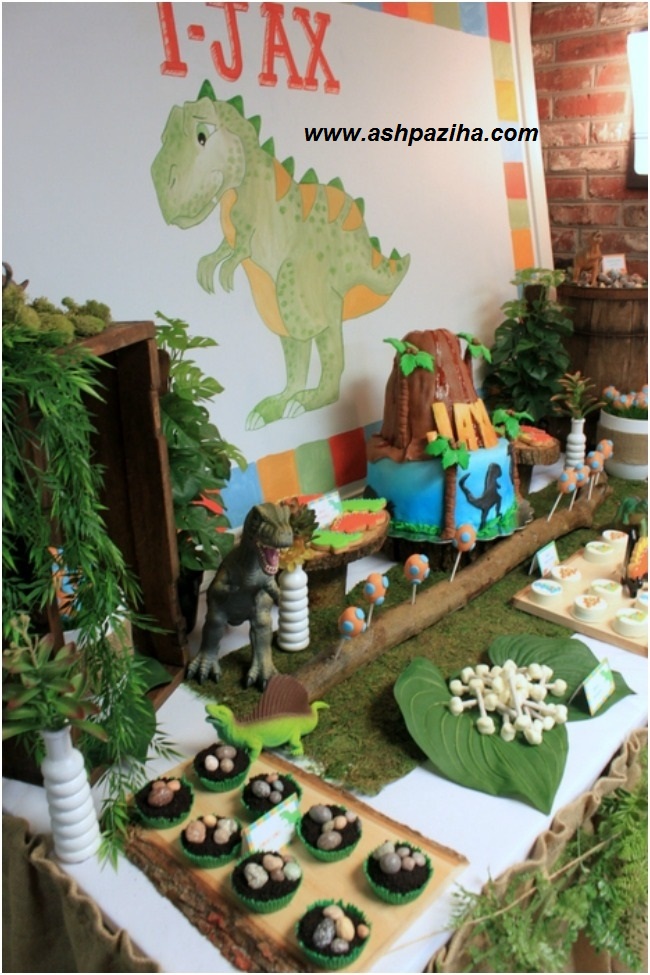 Model-by-decorated-party-birthday-theme-dinosaur (4)