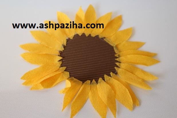 Training - Making - sunflowers - with - paper (4)