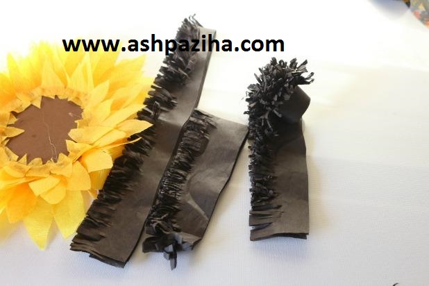 Training - Making - sunflowers - with - paper (9)