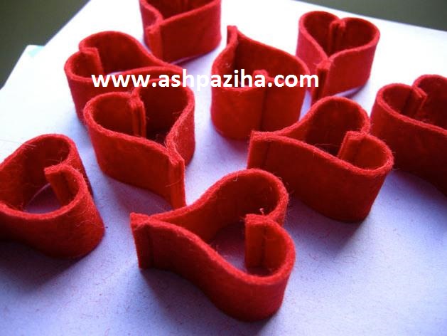 Training - image - Making - chains - heart - with - felt - and - paper (14)