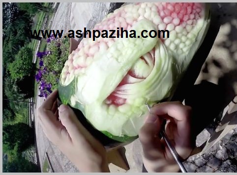 The coolest - decorating - watermelon - to shape - crocodile (5)