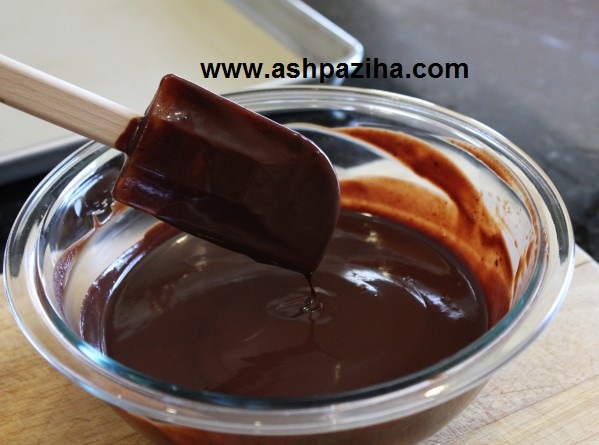 How - preparation - veneer - Chocolate - for - decorating - Cupcake (3)