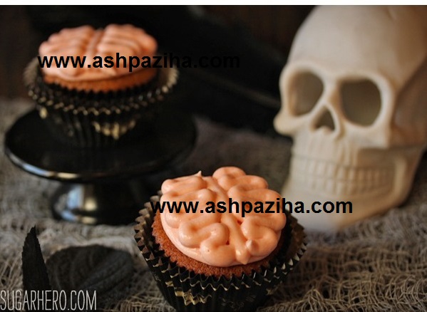 Training - decorated - Cap cakes - with - cream - to - shape - brain - Halloween - 2016 (7)
