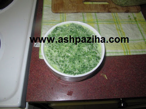 How - Preparation - the bottom of the rice - two - color - spinach - along - with - picture (1)