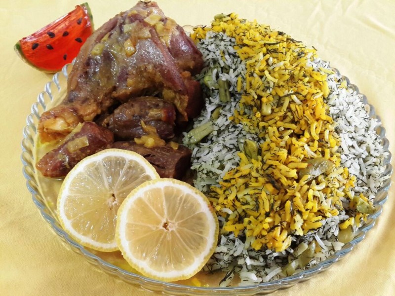 باقالی پلو با ماهیچه یک غذای بسیار محبوب و سنتی ایرانی میباشد که در قدیم در دوران سلسله ی صفویه برای شاهان و خانواده ی سلطنتی سرو میشد.