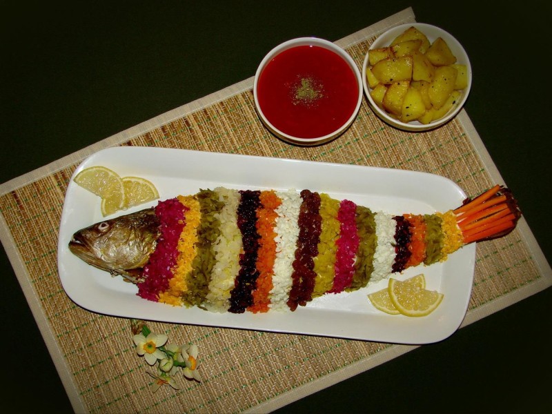 ماهی شکم پر یکی از غذا های اصیل ایرانی میباشد که در قدیم و یا حتی الان نیز در نوروز سرو میشود. این غذا با داشتن یک چاشنی لذیذ، طعم بهتری یافته است.