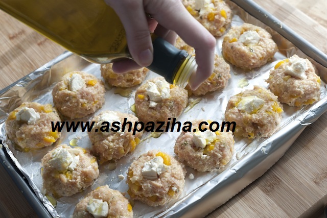 How-prepared chicken-and-cheese-meatballs-for-breakfast- (1)
