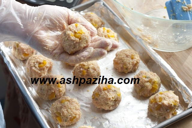 How-prepared chicken-and-cheese-meatballs-for-breakfast- (7)