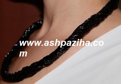 Training-video-weave-the-model-necklace-beautiful (2)