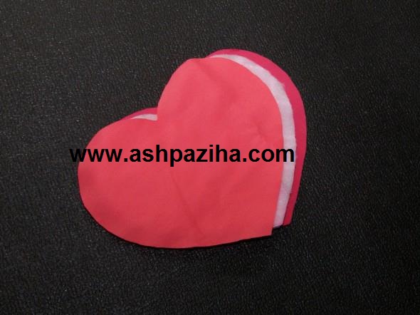 Materials - Sewing - knobs - to - form - heart (3)
