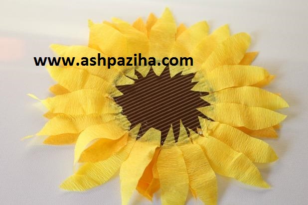 Training - Making - sunflowers - with - paper (5)