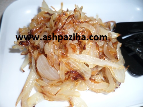 How - Preparation - Cheeseburgers - with - onion - Caramel - image (3)