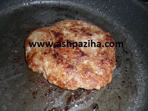 How - Preparation - Cheeseburgers - with - onion - Caramel - image (5)