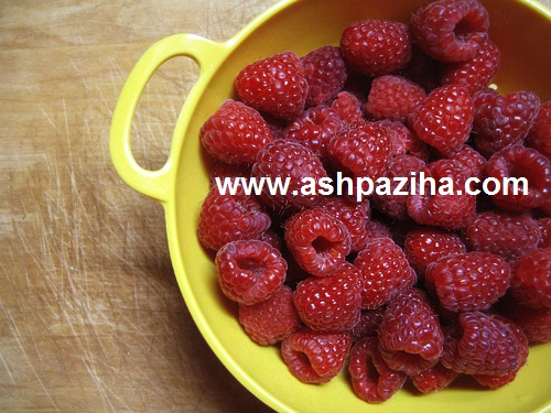 fruit-summer-raspberry-with-taste-mint-and-lemon-image (1)