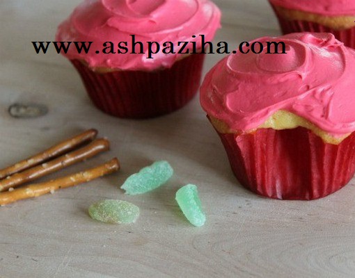 Cup - cake - with - flour - Tgral - Satin - with - decoration - apple (4)