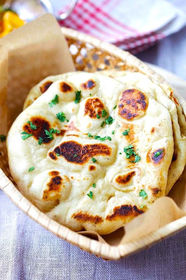 طرز تهیه ی نان ساده یکی از نان های محبوب است که در ایران با بیشتر غذا ها سرو میشود. برای آشنایی با طرز تهیه ی این نان ما را دنبال کنید.