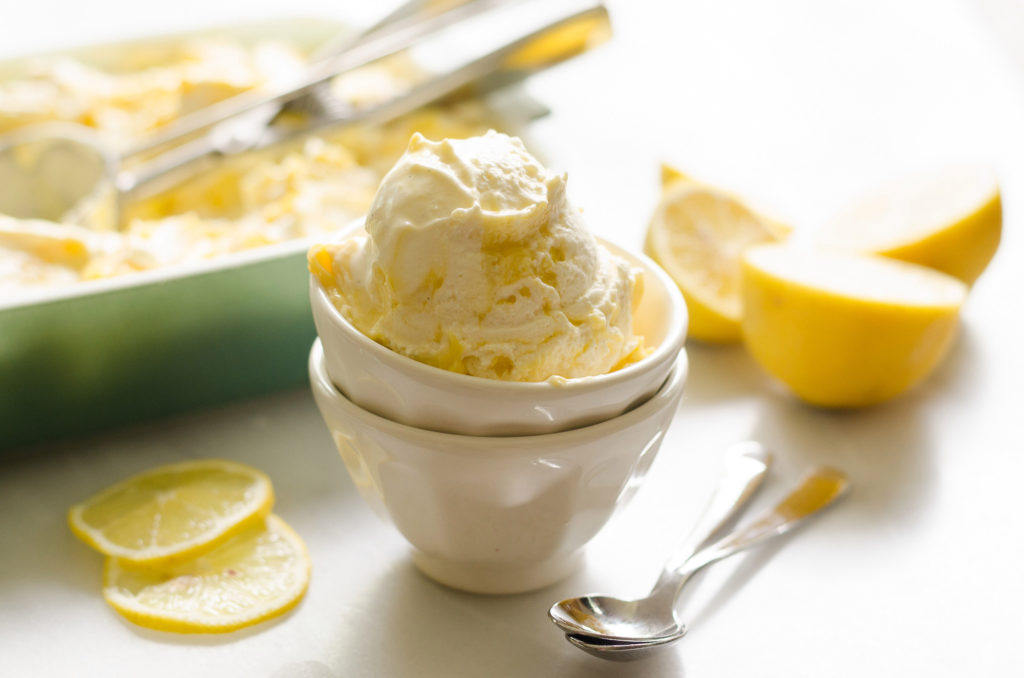 بستنی با طعم لیمو یکی از انرژی زا ترین و محبوب ترین نوع و طعم بستنی است. در این بستنی از آبلیمو و پوست رنده شده ی لیمو استفاده شده است.