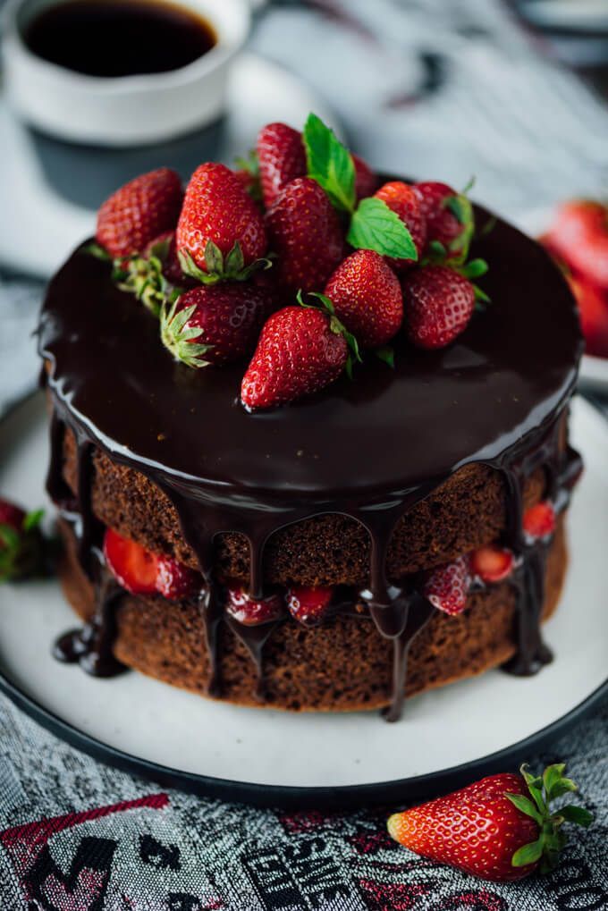 دستور پخت کیک شکلات و توت فرنگی