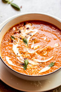 طرز تهیه سوپ خامه ای گوجه و ریحان