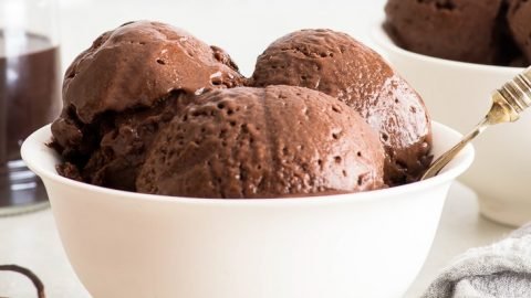 بستنی شکلاتی همراه با سس شکلات